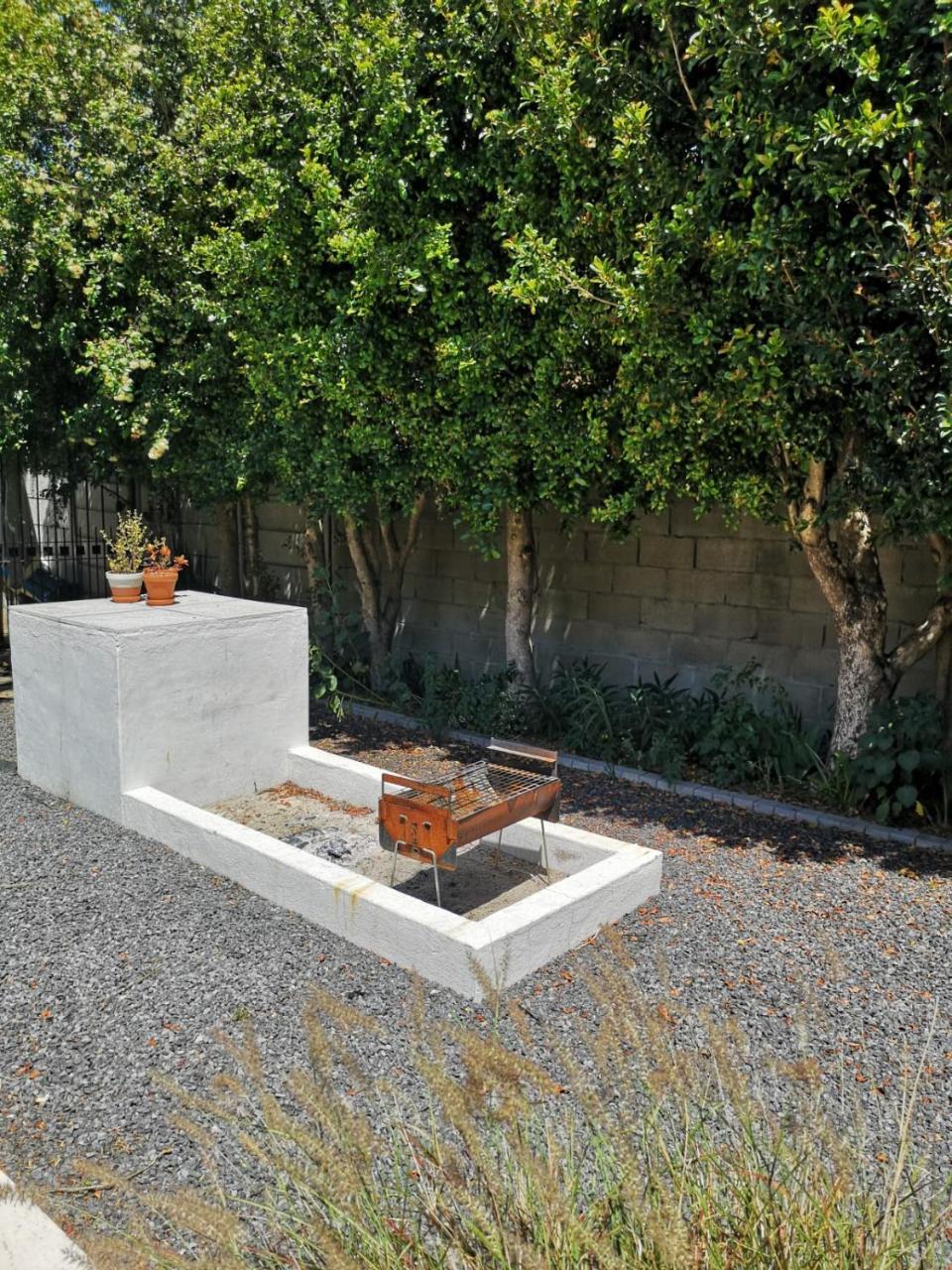 Almond Cottage Bed & Breakfast Somerset West Eksteriør billede